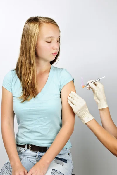 Chica recibiendo la vacuna contra la gripe — Foto de Stock