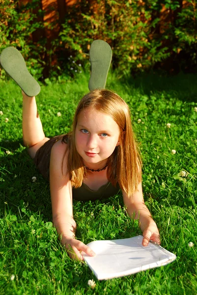Dziewczyna trawa — Zdjęcie stockowe