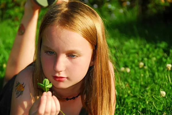 Dziewczyna trawa — Zdjęcie stockowe