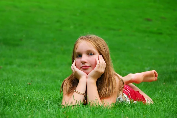 Ung flicka gräs — Stockfoto