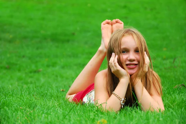 Jong meisje gras — Stockfoto