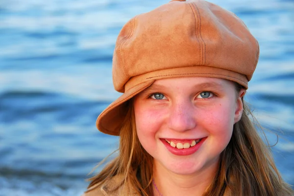 Χαμογελαστό κορίτσι σε ένα καπέλο — Φωτογραφία Αρχείου