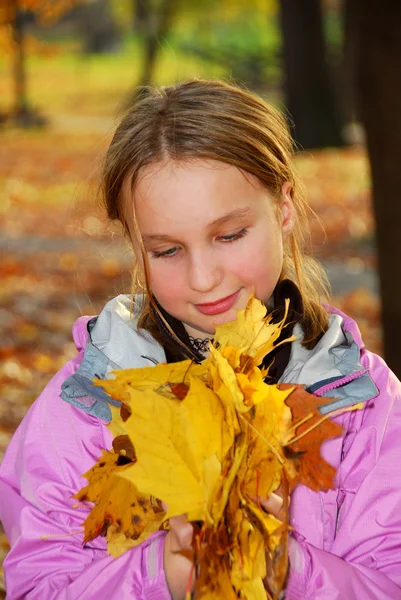 Dziewczyna z liści — Zdjęcie stockowe