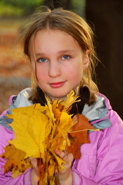 Yaprakları ile kız — Stok fotoğraf