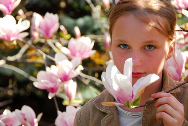 Meisje met magnolia — Stockfoto