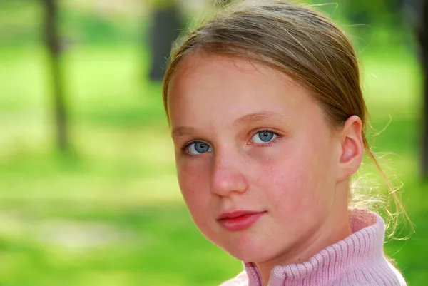 Dívka portrét venku — Stock fotografie