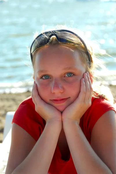 Kız plajda dinlenebilir — Stok fotoğraf
