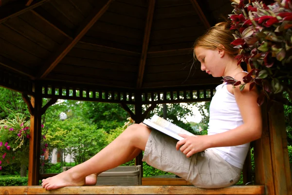 本を読むの女の子 — ストック写真