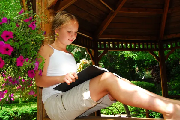 Дівчина читати книги — стокове фото