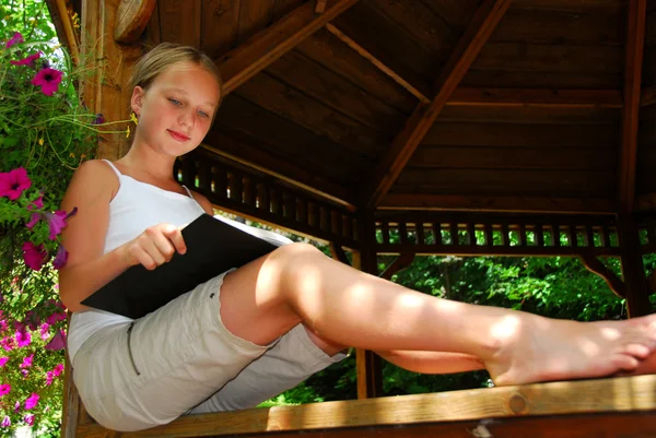 Девочка читает книгу — стоковое фото