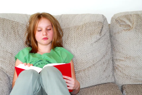 Junges Mädchen liest — Stockfoto