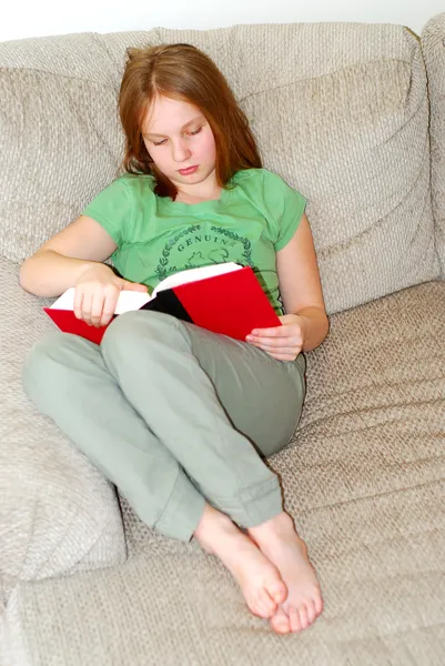 阅读的年轻女孩 — 图库照片