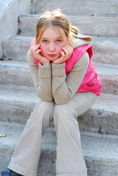 Dziewczyna na schodach — Zdjęcie stockowe