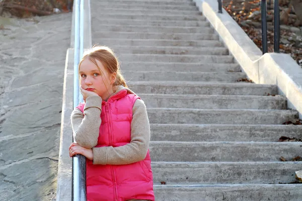 Menina criança escadas — Fotografia de Stock