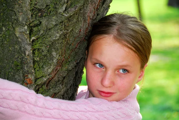 Lány és a nagy fa — Stock Fotó