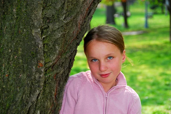 소녀와 큰 나무 — 스톡 사진