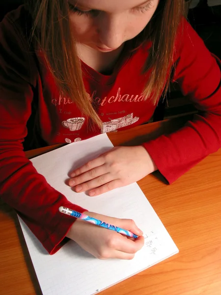 Dívka studie domácích úkolů — Stockfoto