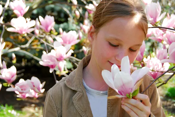 Fille avec magnolia — Photo