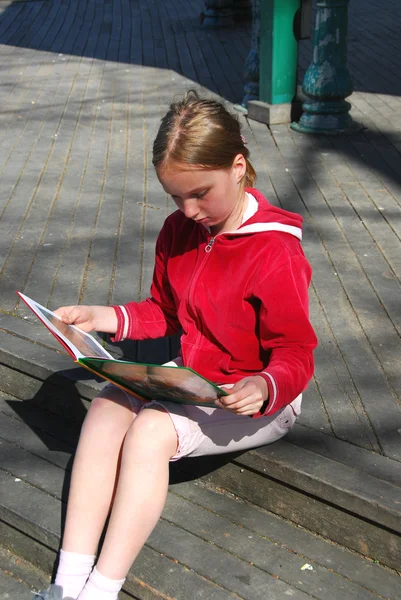 阅读的年轻女孩 — 图库照片