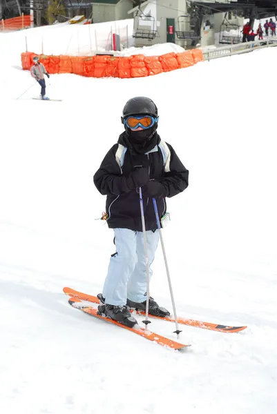 Criança downhill ski — Fotografia de Stock