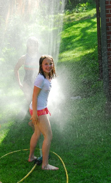 Lányok, és a sprinkler — Stock Fotó