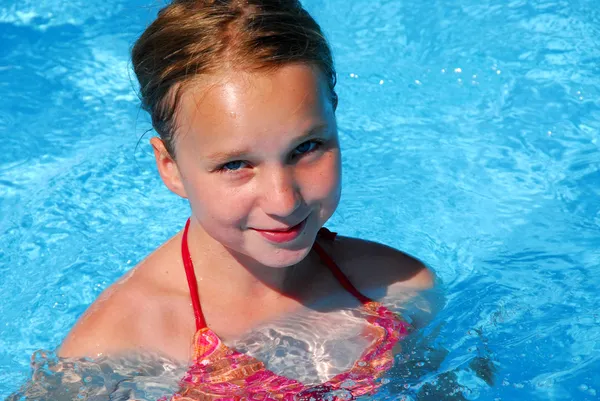 Mädchen in einem Schwimmbad — Stockfoto
