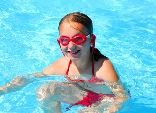 Girl swimming — Stock Photo, Image