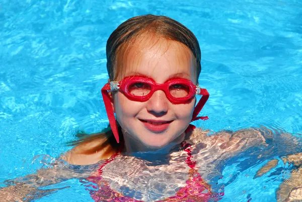 Girl swim pool — Stock Photo, Image