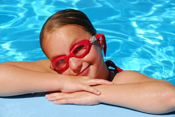 Meisje portret zwembad — Stockfoto