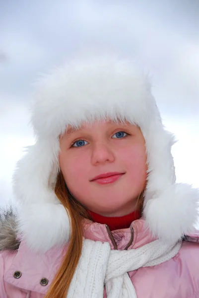 Дівчина взимку капелюх — стокове фото