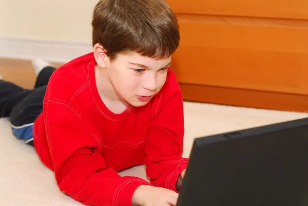 Мальчик компьютер — стоковое фото
