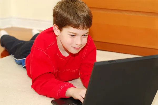 Мальчик компьютер — стоковое фото
