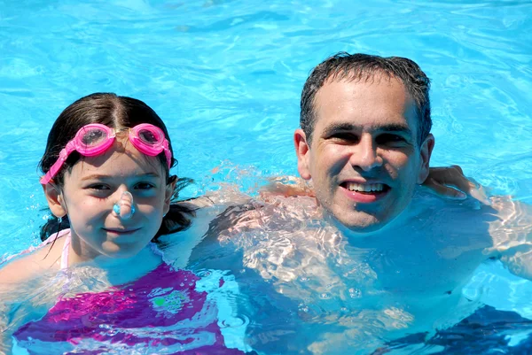 Vader dochter zwembad — Stockfoto