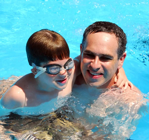Pai filho piscina — Fotografia de Stock