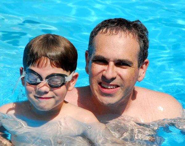 Pai filho piscina — Fotografia de Stock
