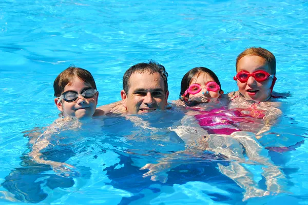 Šťastný rodinný bazén — Stock fotografie