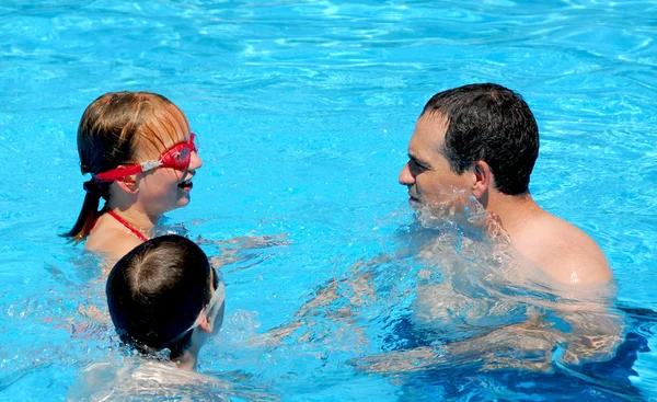 Família diversão piscina — Fotografia de Stock