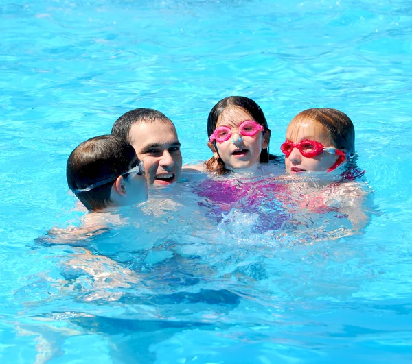 Rodina zábava bazén — Stock fotografie