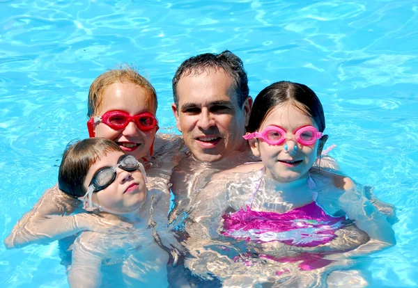 Família diversão piscina — Fotografia de Stock