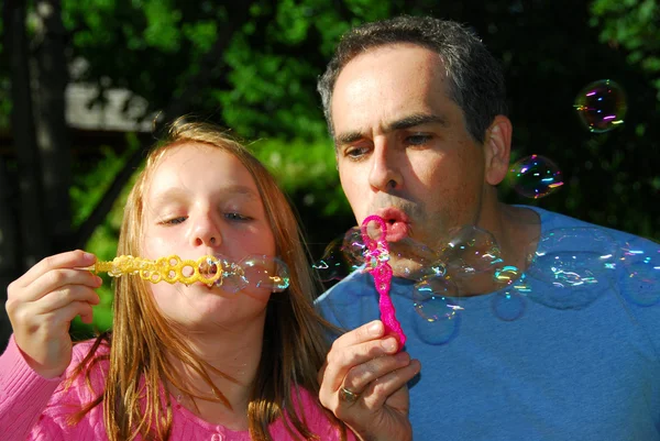 Burbujas familiares de verano — Foto de Stock