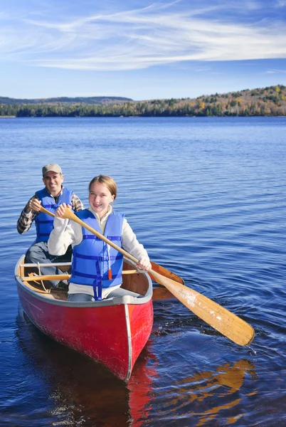 Viagem de canoa em família — Fotografia de Stock