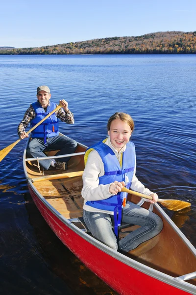 Viagem de canoa em família — Fotografia de Stock