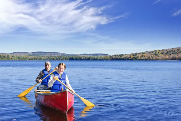 Viaje en canoa familiar — Foto de Stock