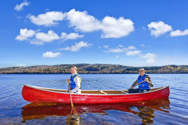 Viaje en canoa familiar — Foto de Stock