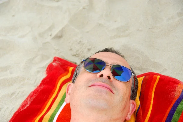 Ember strandon pihenhetnek napszemüveg — Stock Fotó