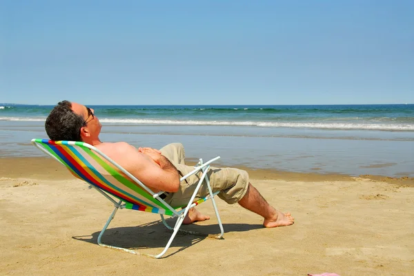 Człowiek relaks na plaży — Zdjęcie stockowe