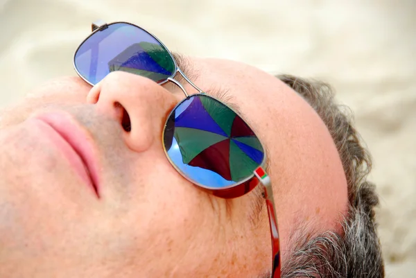 Adam plajda dinlenebilir — Stok fotoğraf