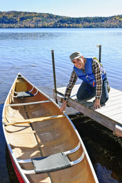 Hombre con canoa —  Fotos de Stock