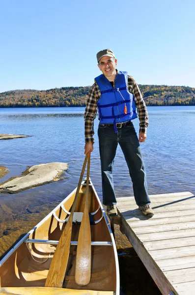 Homem com canoa — Fotografia de Stock