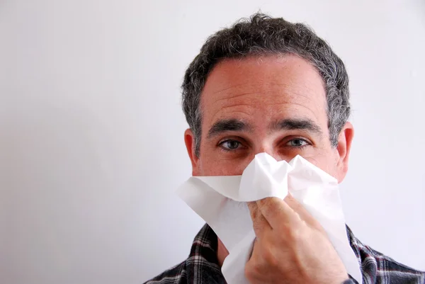 Άρρωστος άνθρωπος φυσώντας τη μύτη — Φωτογραφία Αρχείου